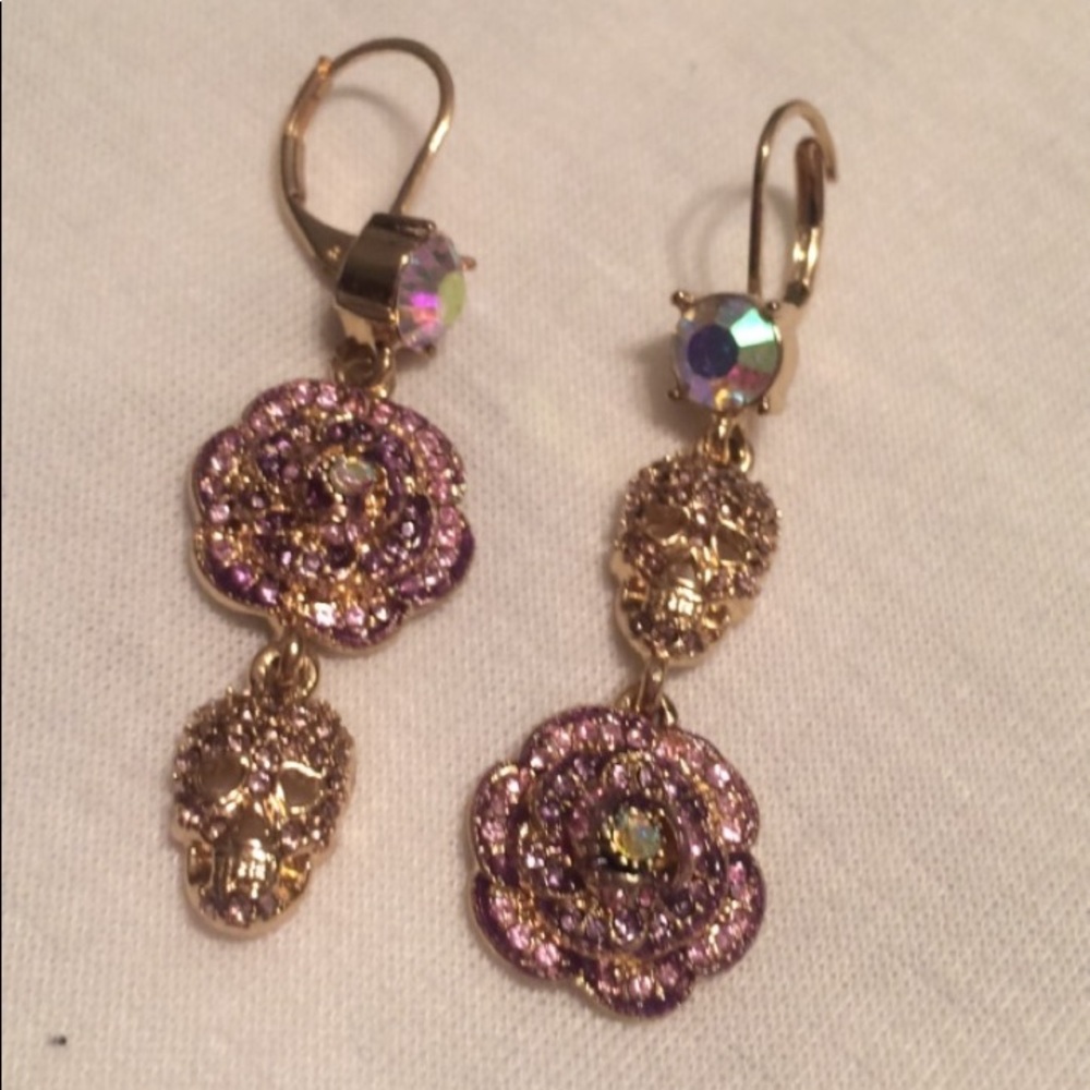 NWOT betsey Johnson dangle earrings